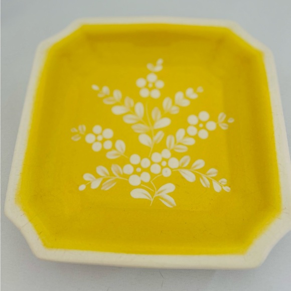 Vintage Vee Jackson Yellow White Flowers Square Flowered Plate Signature On Back - Picture 4 of 5